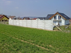 Betonový plot kolem domu oboustranný