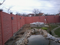 Betonový plot v cihlovém dekoru obarvený do cihlové barvy