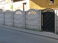 Oplocení pozemku betonovým plotem v šedé barvě