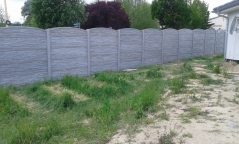 Obloukový plot betonový v šedém dekoru betonu