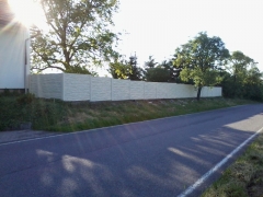 Bílý betonový plot
