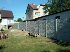 Betonový plot podél celé zahrady