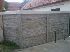 Betonový plot zakončený betonovou stříškou