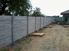 Betonový plot kolem zahrady realizace Brno
