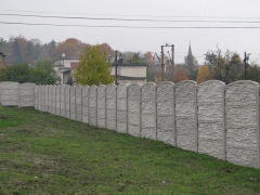 Obloukový betonový plot z betonových desek