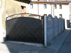 Betonový plot s okrasnou bránou