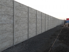 Dlouhý a vysoký betonový plot 