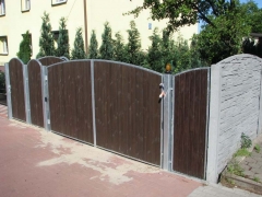 Plot z betonu zkombinovaný se dřevěnou bránou