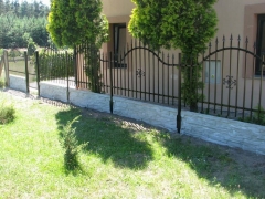 Betonový nízký plot zkombinovaný s kovovým plotem 