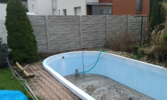 Plot kolem zahradního bazénu