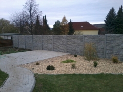 Betonový plot kolem zahrady s realizací Brno