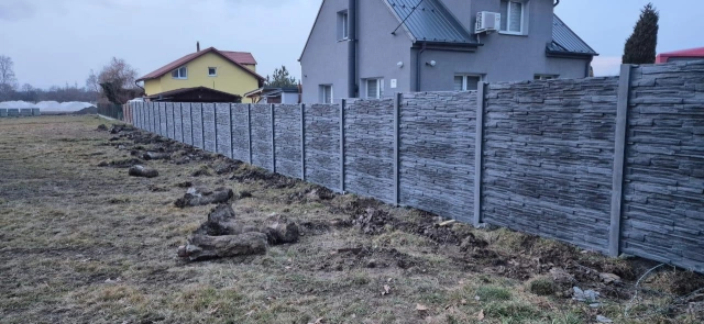 EXCLUSIVE - betonový plot kolem zahrady v dekoru štípaný kámen