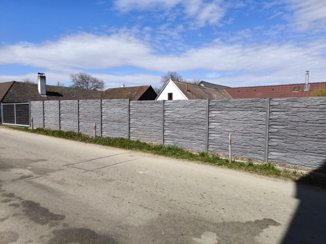EXCLUSIVE - betonový plot kolem zahrady v dekoru štípaný kámen