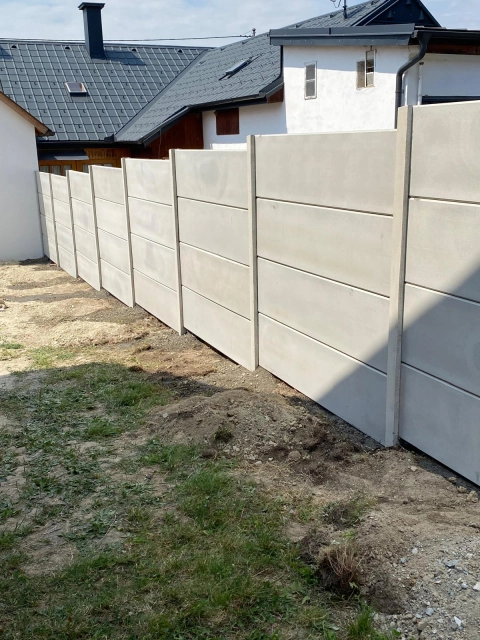 Panelový šedý betonový plot hladký - exclusive, amerika přírodní