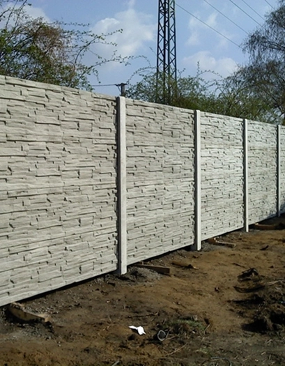 Reference - Betonový plot lámaný kámen 